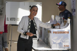 Claudia Sheinbaum dépose son bulletin de vote lors des élections à Mexico, le 2 juin 2024.