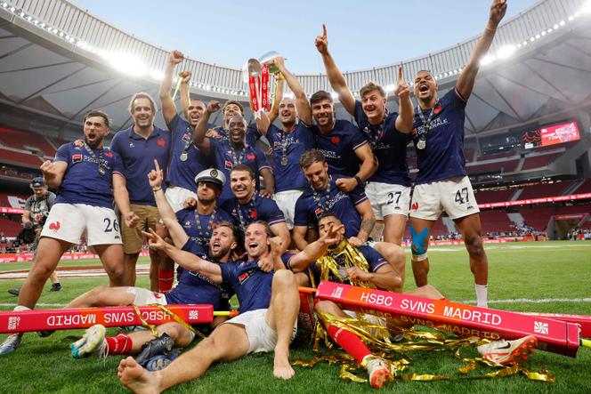 Les joueurs français célèbrent leur victoire après la finale masculine du HSBC World Rugby Sevens entre la France et l'Argentine au stade Metropolitano de Madrid, le 2 juin 2024. 