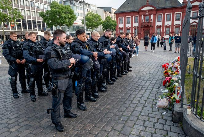 Deutsche Polizisten gedenken eines Polizisten, der am Sonntag, 2. Juni 2024, in Mannheim erstochen wurde.