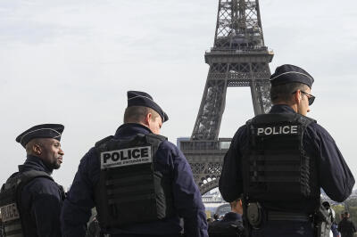 Des policiers sur la place du Trocadéro près de la Tour Eiffel à Paris, le mardi 17 octobre 2023.