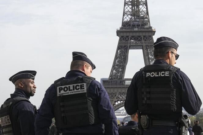 Des policiers sur la place du Trocadéro, près de la tour Eiffel, à Paris, le 17 octobre 2023.