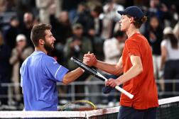 Corentin Moutet (à gauche) et Jannik Sinner (à droite), lors de leur huitième de finale à Roland-Garros, le dimanche 2 juin 2024.