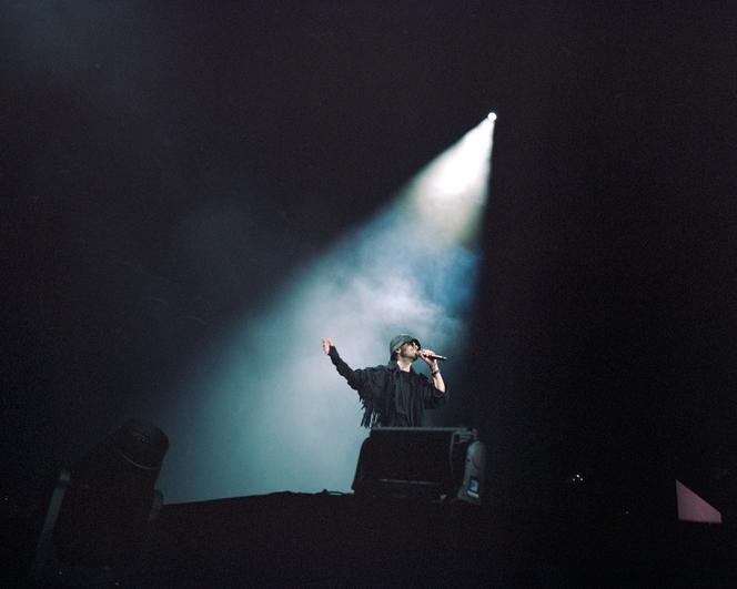 O músico húngaro Azahriah, um dos protagonistas do concerto de 10 de abril de 2026, no palco do Estádio Puskas, em Budapeste, 24 de maio de 2024.