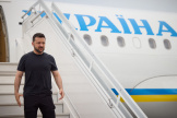 Le président ukrainien, Volodymyr Zelensky, descend de son avion à Singapour, le 1ᵉʳ juin 2024.