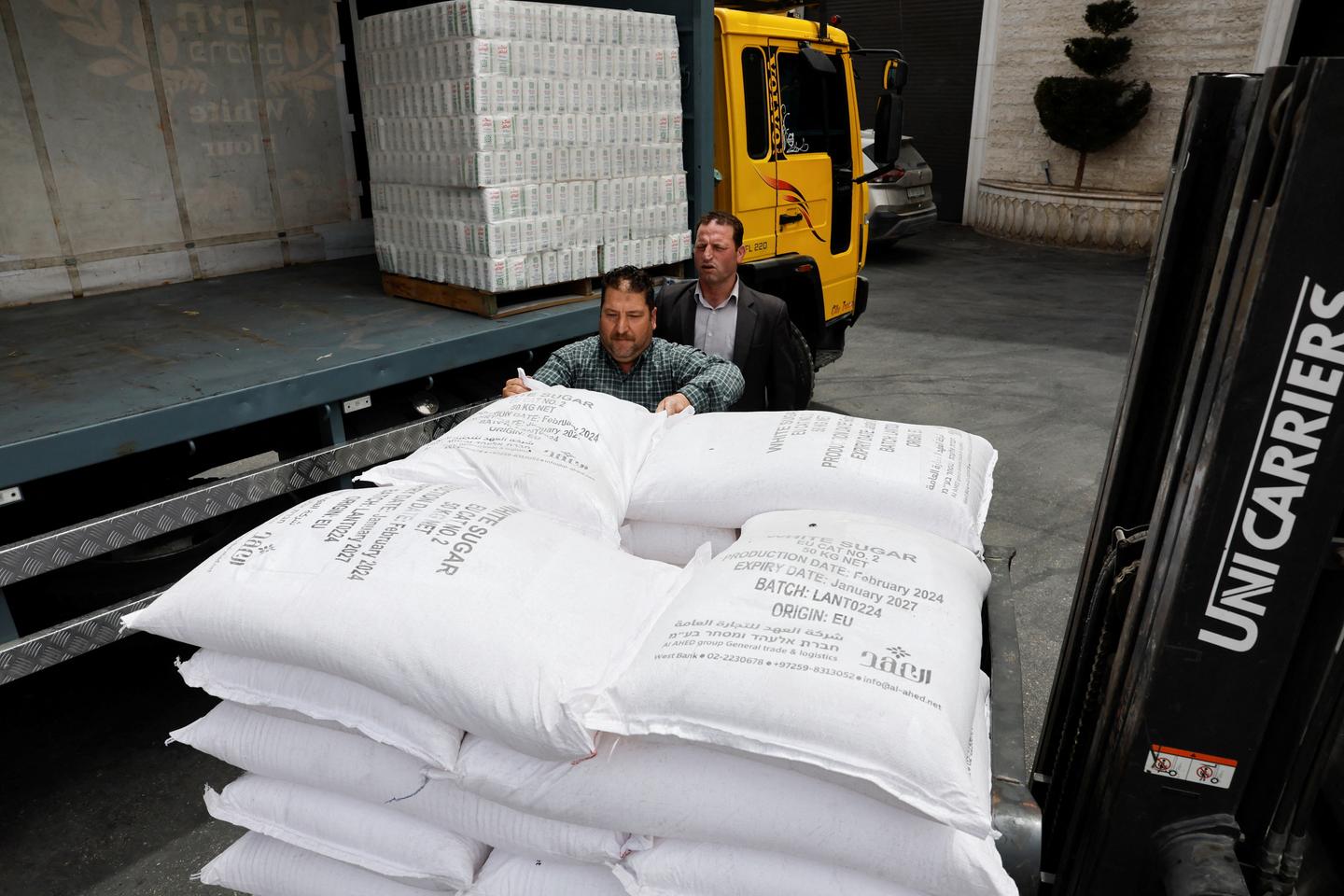 In the chaos of Gaza, merchants take up arms to deliver food
