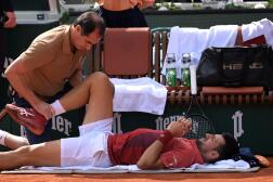 Novak Djokovic entre les mains du physiothérapeute, lundi 3 juin 2024, à Roland-Garros.