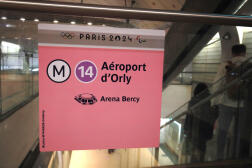 Un panneau désigne le nouveau terminus de la ligne 14 du métro, à la station Madeleine, à Paris, le 28 mai 2024.