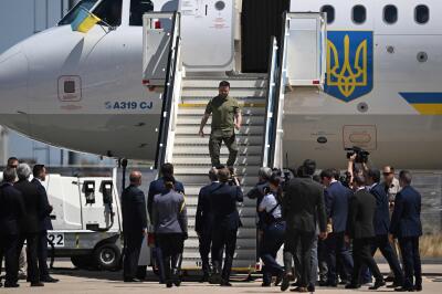 Le président ukrainien, Volodymyr Zelensky, à son arrivée à l’aéroport militaire Figo Maduro de Lisbonne, le 28 mai 2024.