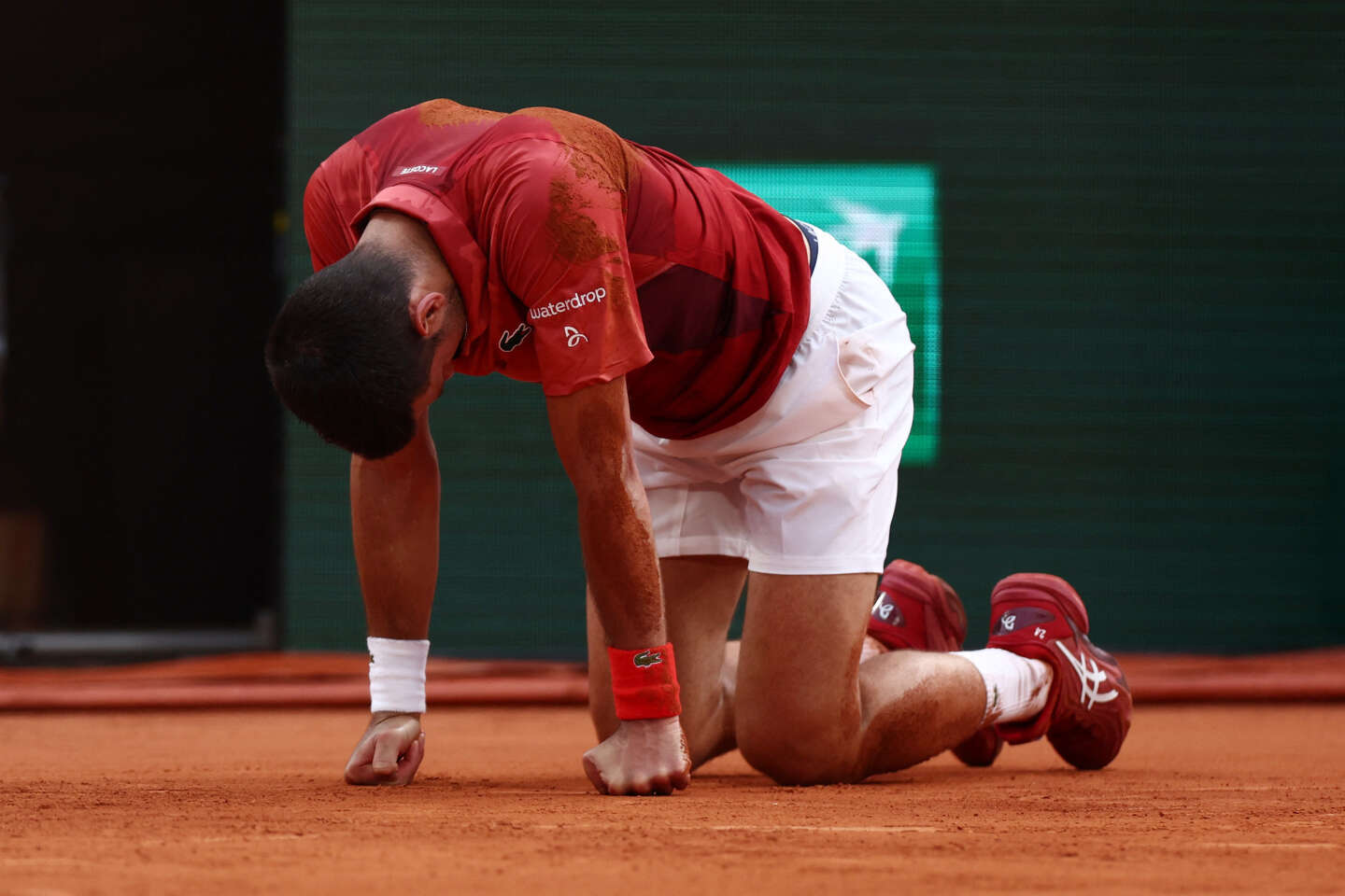 Regarder la vidéo Roland-Garros 2024 : blessé au genou, Novak Djokovic déclare forfait pour son quart de finale
