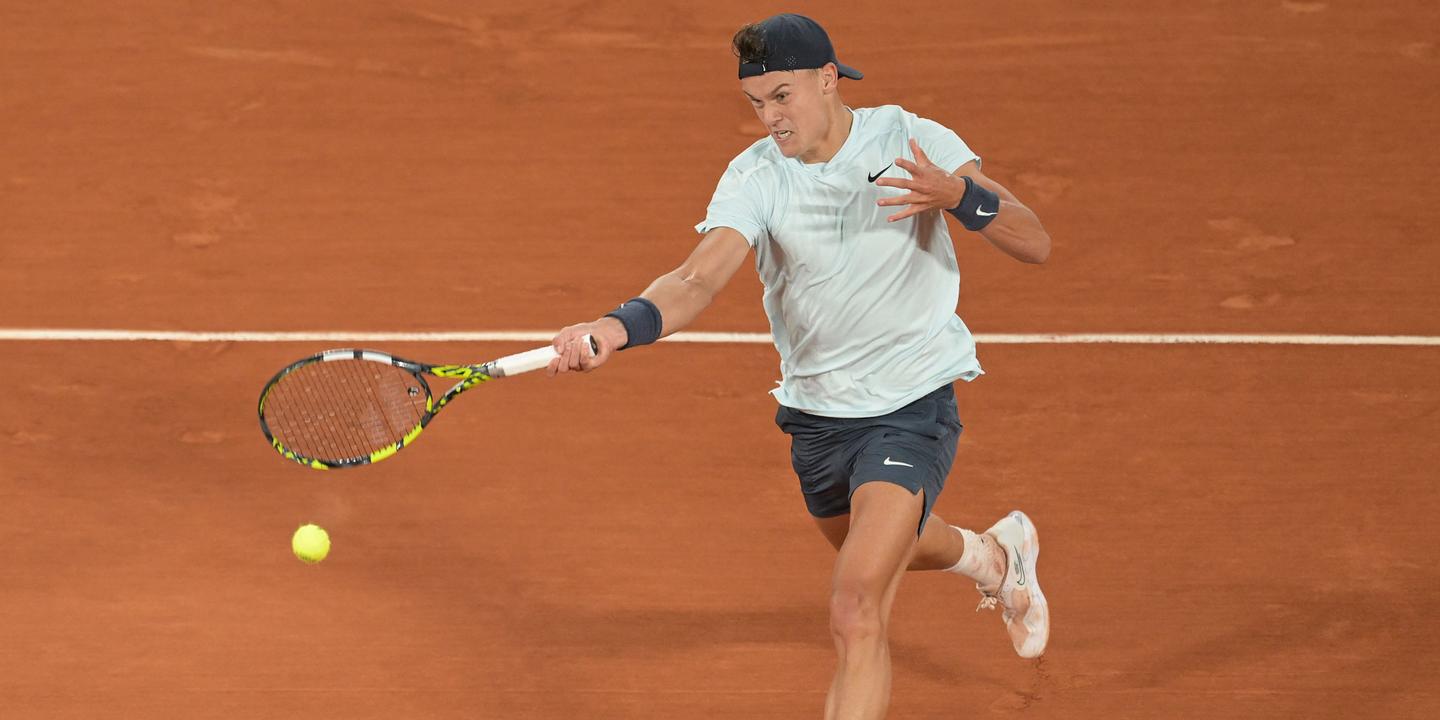 Ron è in vantaggio per due set a uno contro Zverev. Dopo che Djokovic ha vinto il quinto set, gli ottavi di finale continuano