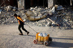 Un enfant palestinien tire des récipients d’eau, dans le sud de la ville de Gaza, le 3 juin 2024. 
