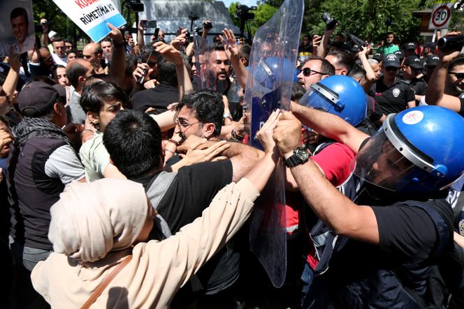  Les partisans du parti pro-kurde DEM se bagarrent avec la police anti-émeute, lors d’une manifestation contre une décision de justice condamnant d’anciens responsables du parti, à Diyarbakir (Turquie), le 22 mai 2024.</noscript><span style=