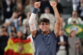 Carlos Alcaraz après sa victoire face au Grec Stefanos Tsitsipas, sur le court Philippe-Chatrier de Roland-Garros, le 4 juin 2024.