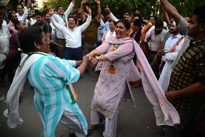 With hung parliament, India and Modi face risk of political instability | WN24 1 Congress Party supporters celebrate the results of India's general elections in Chandigarh on June 4, 2024.