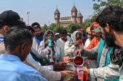 Des bénévoles distribuent des boissons fraîches aux passants pendant un épisode de canicule, à Lahore (Pakistan), le 31 mai 2024.
