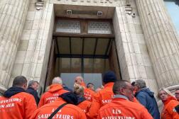 Des sauveteurs de la Société nationale de sauvetage en mer, devant le tribunal maritime du Havre (Seine-Maritime), le 2 avril 2024.