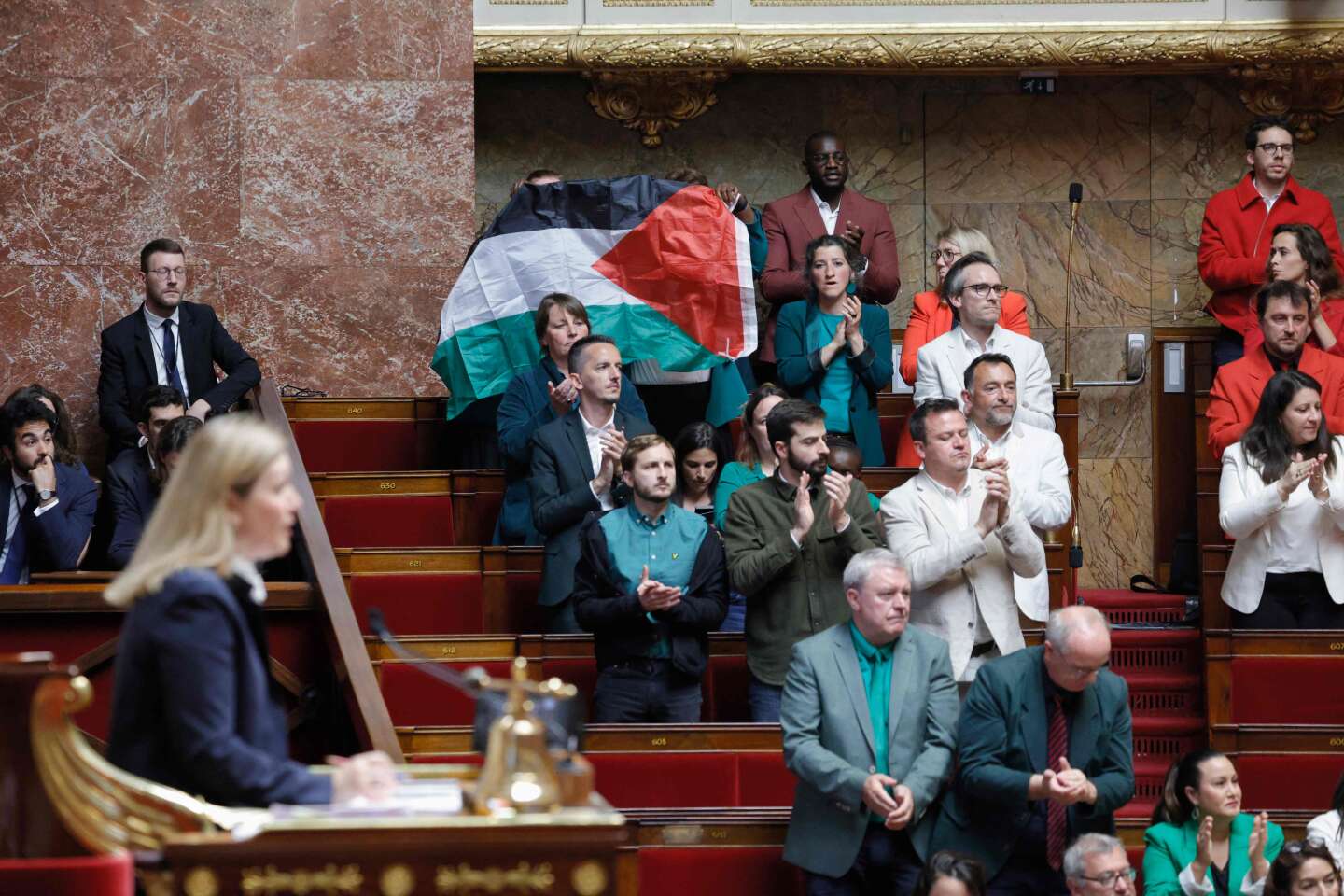 Regarder la vidéo A l’Assemblée nationale, Rachel Keke brandit un drapeau palestinien