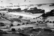 Débarquement de troupes et de matériels américains à Omaha Beach, vers la mi-juin 1944.