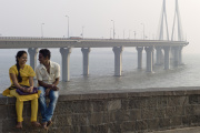 Un jeune couple devant le pont Bandra-Worli, à Bombay.