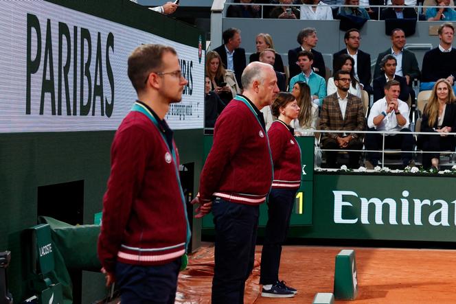 Linespeople officiating during the match between Carlos Alcaraz and Stefanos Tsitsipas, June 4, 2024 at Roland-Garros, Paris.