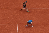 Les Françaises Kristina Mladenovic et Caroline Garcia, à Roland-Garros, le 5 juillet 2022 à Paris.