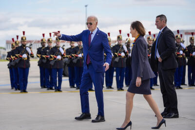 Joe Biden et l’ambassadrice américaine en France Denise Campbell Bauer à l’aéroport d’Orly, le 5 juin 2024.