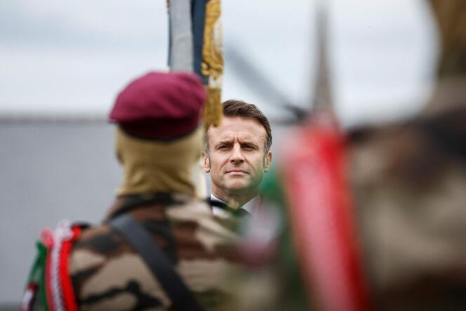 Emmanuel Macron rindió los primeros homenajes a los combatientes de la resistencia bretona, a los primeros paracaidistas de la Francia libre y a las numerosas víctimas civiles de la Segunda Guerra Mundial durante una ceremonia en Plumelec, en Morbihan, el miércoles 5 de junio de 2024.