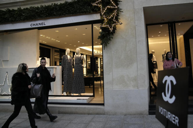 Devant une boutique Chanel, à Paris,  le 15 décembre 2021.