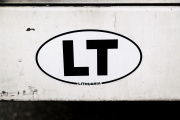 Stiker de la Lituanie sur la porte arrière d'une remorque, sur le parking de Hazeldonk, aux Pays-Bas, le 25 mai 2024.