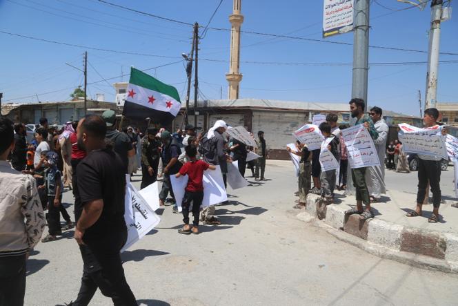 Des Syriens manifestent contre le PKK et le YPG en raison du plan électoral de l’organisation dans les zones qu’ils occupent, à Tal Abyad (Syrie), le 31 mai 2024.