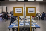 Des bulletins dans un bureau de vote d’Ayguesvives, près de Toulouse, le 26 mai 2019. 