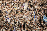 Des Israéliens célèbrent la Journée de Jérusalem, dans la vieille ville de Jérusalem, le 5 juin 2024.