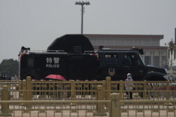 Un véhicule de police devant la place Tiananmen, à Pékin, le 4 juin 2024.
