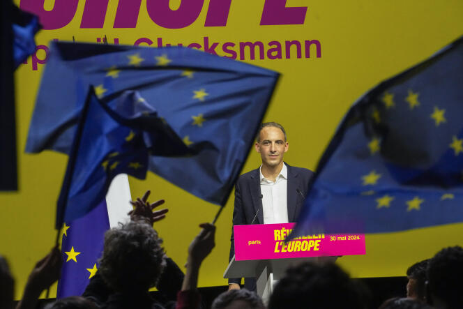 Raphaël Glucksmann, jefe de lista del Partido Socialista en las próximas elecciones europeas, durante una reunión en París, el 30 de mayo de 2024.