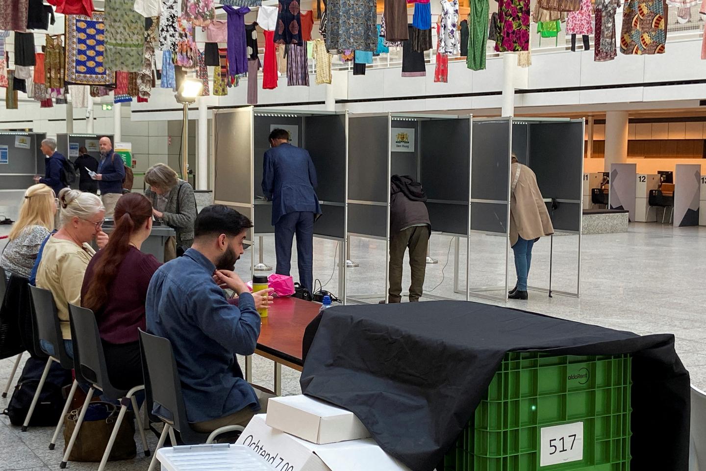 EU elections: Dutch voters kick off voting marathon