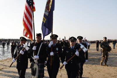 Des participants défilent lors d’une cérémonie à Utah Beach près de Saint-Martin-de-Vareville, en Normandie, le jeudi 6 juin 2024.