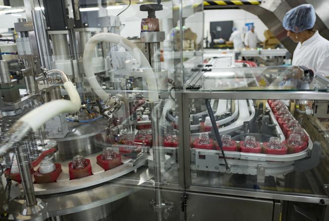 Une ligne de production, dans une usine du groupe Pierre Fabre, à Soual (Tarn), le 13 juillet 2017.