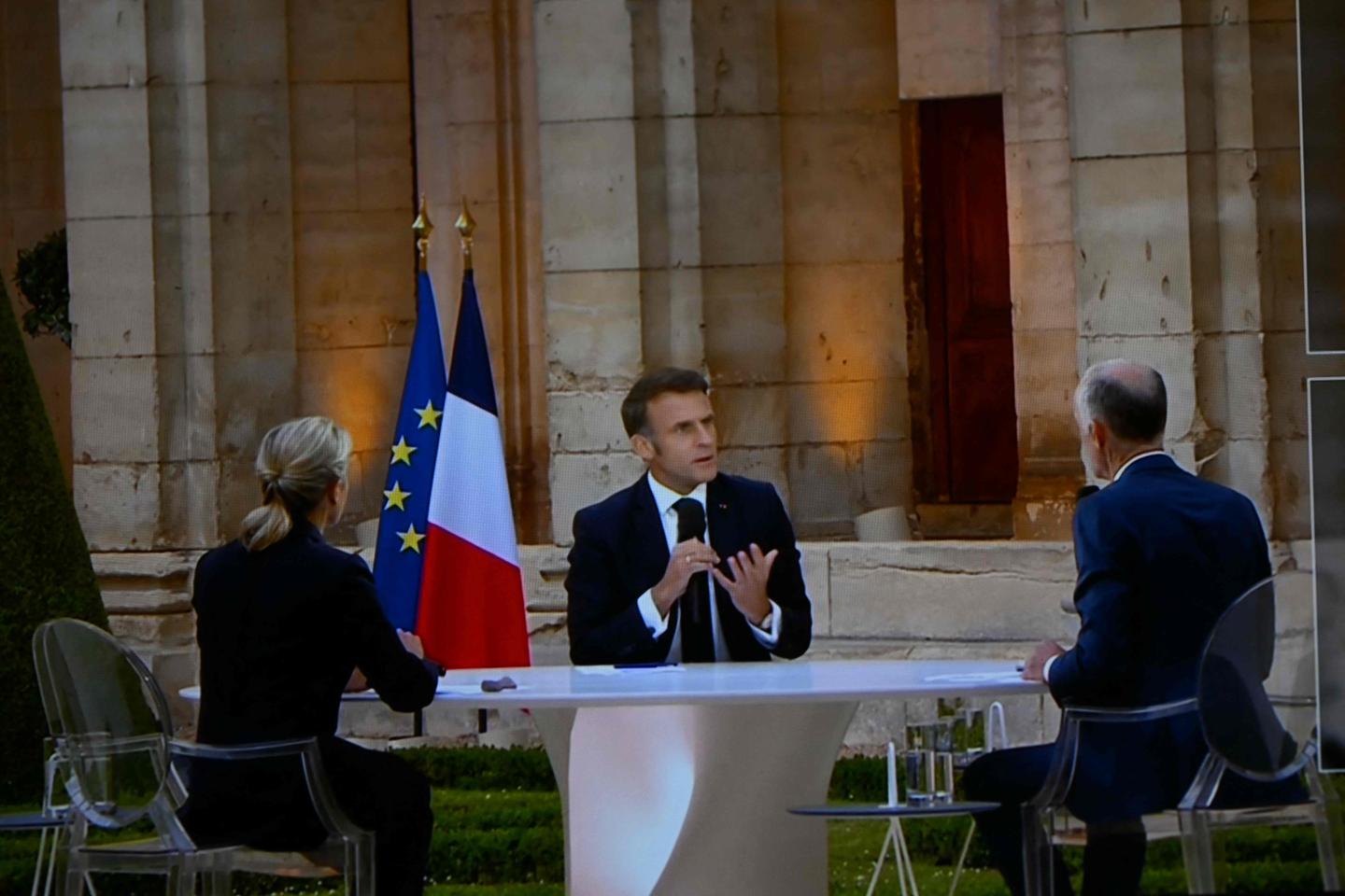 French President Macron promises Ukraine Mirage aircraft to fend off Russian attacks