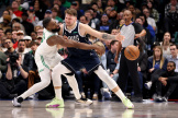 Jaylen Brown et Luka Doncic, lors d’un match entre les Boston Celtics et les Dallas Mavericks, le 22 janvier 2024 à Boston.