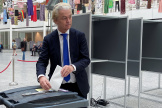 Le leader néerlandais d’extrême droite Geert Wilders vote lors des élections européennes, à La Haye, aux Pays-Bas, le 6 juin 2024.