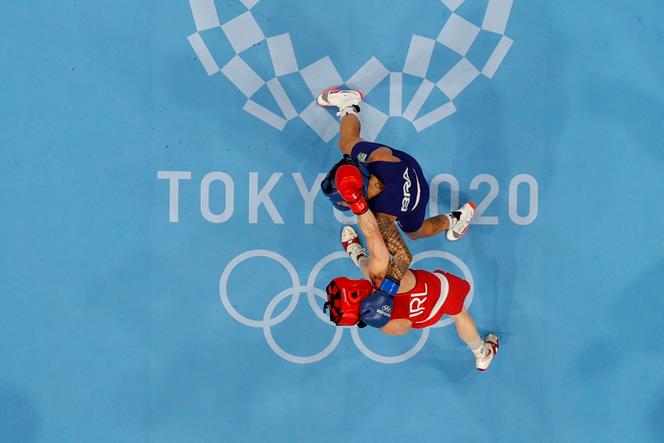 Deux combattants de boxe aux Jeux olympiques de Tokyo, en 2021.
