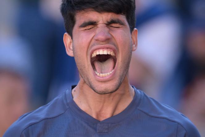 L’Espagnol Carlos Alcaraz célèbre sa victoire en demi-finales de Roland-Garros, en juin 2024, face à l’Italien Jannik Sinner.