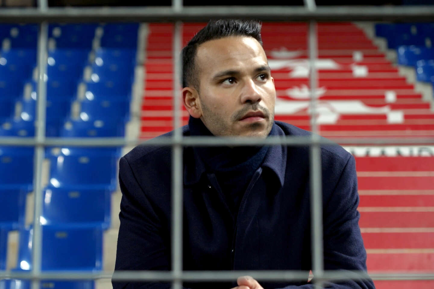 Regarder la vidéo « Des cris dans le stade. Enquête sur le racisme dans le football », sur France 5 : Mohamed Bouhafsi livre un état des lieux implacable