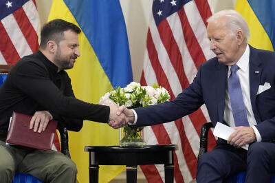 Joe Biden serre la main de Volodymyr Zelensky à Paris, vendredi 7 juin 2024.