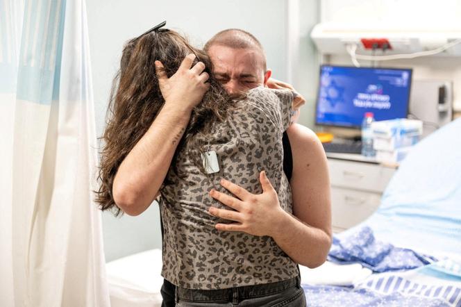 Almog Meir Jan, un otage secouru embrasse une proche, après que l’armée a déclaré que les forces israéliennes avaient secouru quatre otages dans le centre de la bande de Gaza, à Ramat Gan, en Israël, le 8 juin 2024.