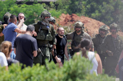 Un otages libéré accompagné par des membres de l’armée israélienne, à Ramat Gan (Israël), le 8 juin 2024.