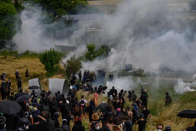 La manifestation des opposants au projet d’A69 reliant Toulouse à Castres, près de Puylaurens (Tarn), sous les tirs de gaz lacrymogène, le 8 juin 2024.