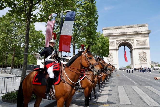 French Republican Guards stand at the Arc de Triomphe. 