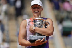La Polonaise Iga Swiatek tenant la coupe Suzanne-Lenglen dans ses bras après sa quatrième victoire à Roland-Garros, le 8 juin 2024. 