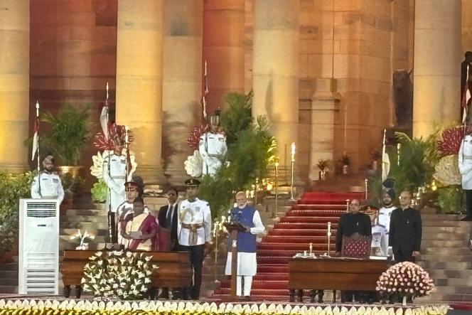 Narendra Modi, midden, legt eed af als premier in Rashtrapati Bhavan, New Delhi, India, zondag 9 juni 2024. 